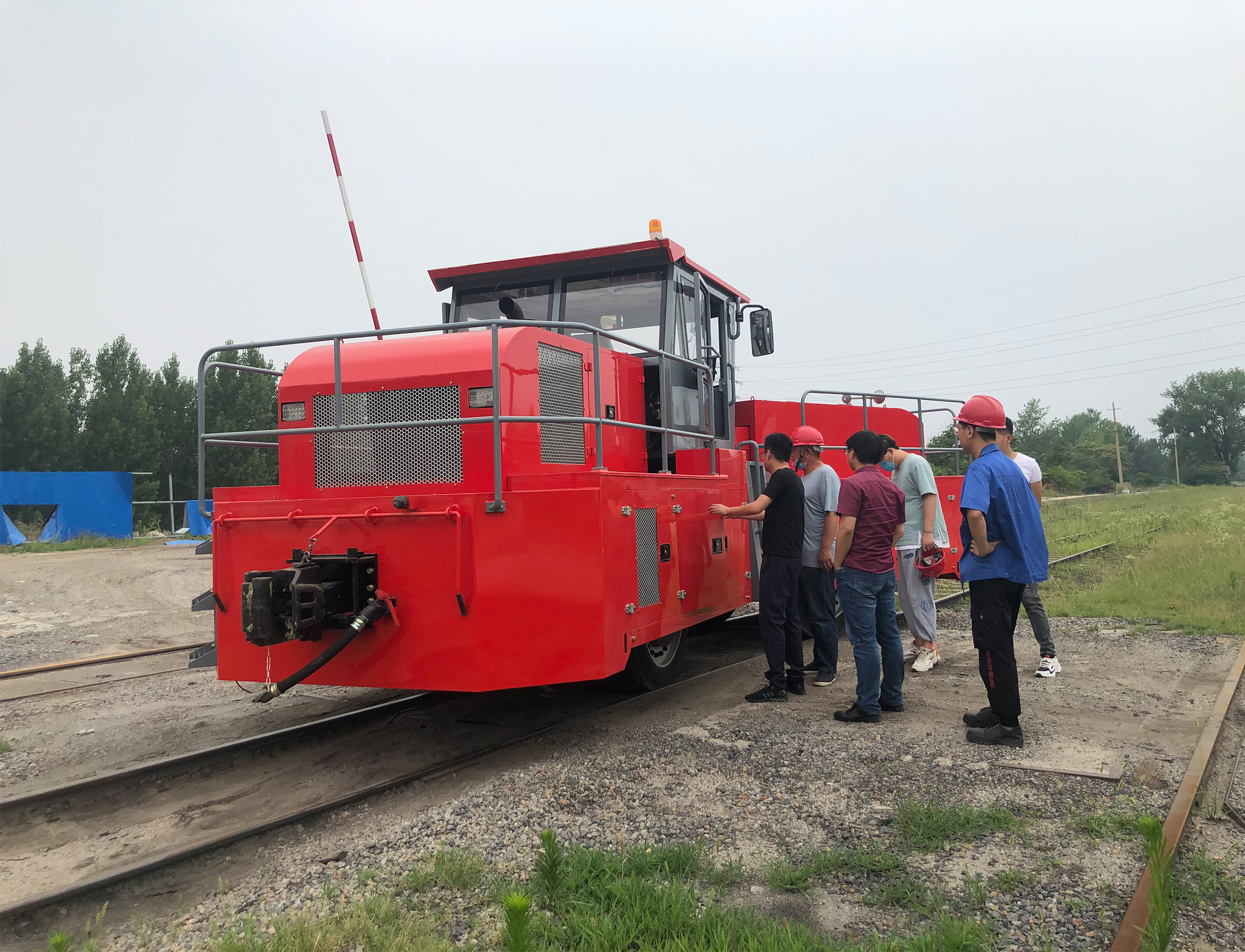 Однорядный локомотив, поднимающий вагоны